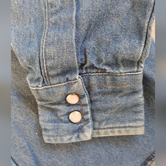 Wrangler Kids Western Denim Shirt – Size Small (5/6) – Pearl Snaps – Medium Wash - Picture 3 of 7